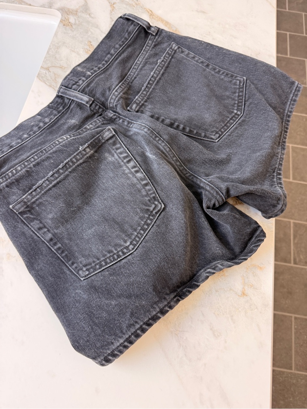 Agolde Parker Long Short in Black - Size 26 - Picture 6 of 10